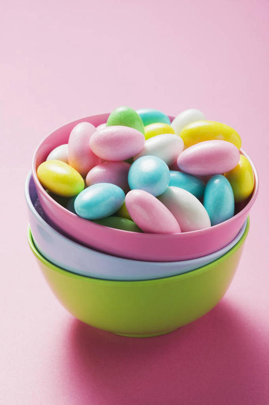 无人,竖图,俯视,彩色,室内,特写,白天,餐桌,桌子,一堆,许多,阴影,堆叠,堆积,粉色背景,反射,影子,陶瓷,食品,糖,糖果,甜点,甜品,陶瓷制品,软糖,食物,红色,蓝色,绿色,容器,碗,甜食,摄影,影棚,餐台,储藏,堆,储存,彩图,高角度拍摄,影棚拍摄,拍摄,贮存