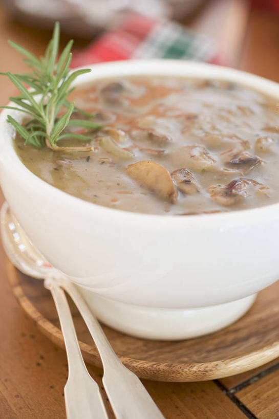 无人,竖图,俯视,室内,特写,白天,烹饪,西餐,餐桌,桌子,餐具,圣诞节,阴影,节日,朦胧,模糊,庆祝,反射,叉子,刀叉,刀子,影子,陶瓷,菌菇,蘑菇,料理,食品,陶瓷制品,菌类,文化,菜肴,美食,食物,一个,容器,碗,庆典,食用菌,西式,摄影,佳肴,影棚,单个,餐台,纪念,储藏,储存,餐刀,餐叉,进餐用具,彩图,高角度拍摄,影棚拍摄,拍摄,贮存