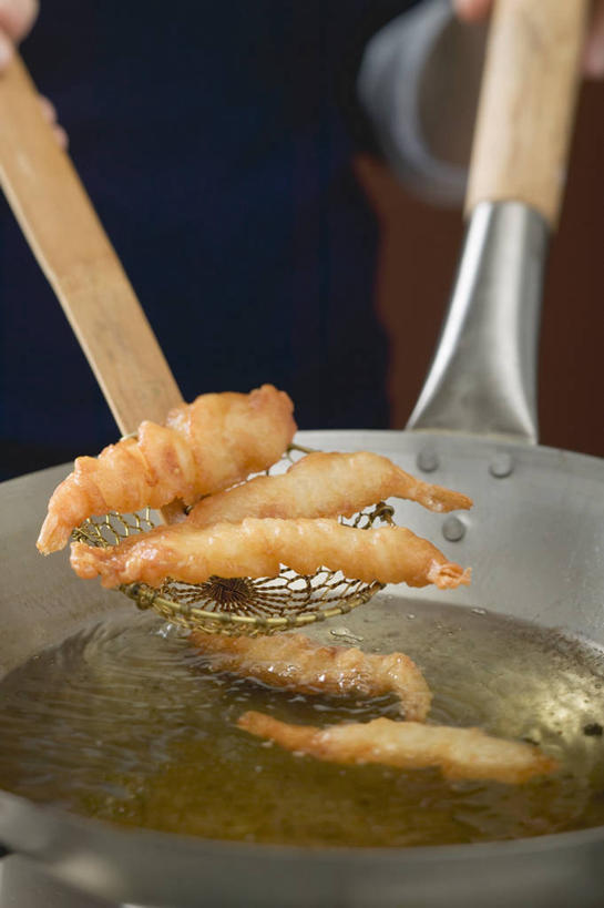 海鲜,东方人,手,一个人,厨师,站,竖图,俯视,室内,特写,白天,烹饪,厨具,金属制品,亚洲,仅一个男性,仅一个人,仅一个中年男性,握,服装,金属,锅子,滤器,勺子,食用油,虾,油,拿,拿着,黄种人,锅,水产,大虾,海洋生物,两个,衣服,站着,手部,握着,服饰,对虾,锅具,衣着,穿着,水生动物,海产品,水生物,漏勺,海底动物,烹饪用具,植物油,斑节虾,衣饰,东方对虾,中国对虾,男人,男性,中年男性,亚洲人,厨师长,厨子,大厨,主厨,烹调用具,烹调,站立,半身,彩图,高角度拍摄
