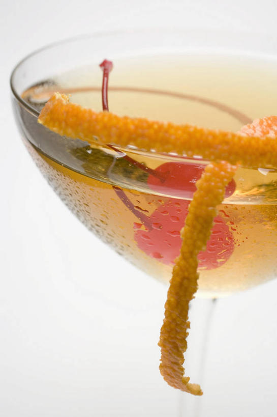 无人,竖图,俯视,室内,特写,白天,白色背景,餐桌,桌子,柑橘,樱桃,杯子,水果,阴影,新鲜,反射,高脚杯,影子,生食,食品,果实,酒类,一杯,文化,玻璃制品,酒,食物,饮料,酒杯,鸡尾酒,调酒,摄影,有机食品,绿色食品,影棚,餐台,创造,想象,鸡尾酒杯,曼哈顿酒,玻璃杯,樱珠,莺桃,英桃,楔桃,牛桃,橘子,桔子,荆桃,橙子,橙,彩图,高角度拍摄,影棚拍摄,拍摄