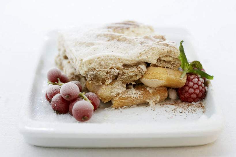 点心,无人,横图,俯视,室内,特写,白天,白色背景,下午茶,餐桌,桌子,葡萄,餐具,水果,阴影,新鲜,反射,碟子,盘,影子,调料,生食,食品,糖,果实,调味品,调味料,提拉米苏,食物,糕点,一个,白色,盘子,碟,摄影,有机食品,绿色食品,影棚,单个,餐台,意大利蛋糕,山葫芦,蒲桃,草龙珠,彩图,高角度拍摄,影棚拍摄,拍摄,蛋糕