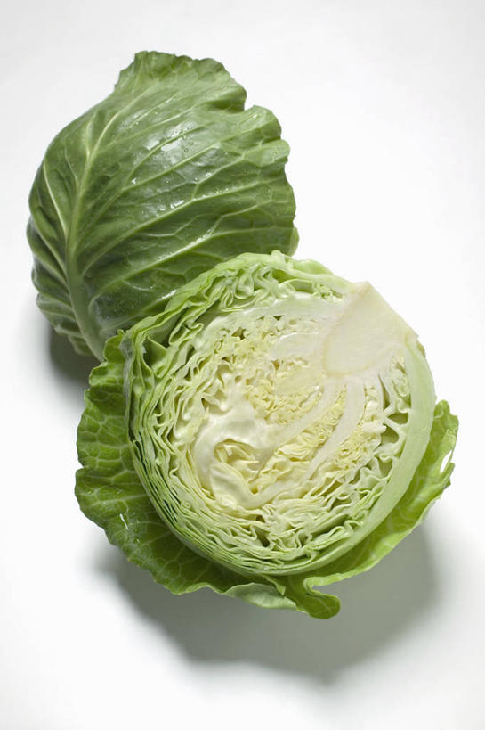 无人,竖图,俯视,室内,特写,白天,白色背景,桌面,桌子,蔬菜,椰菜,卷心菜,切开,阴影,新鲜,反射,木制,影子,食品,食物,两个,绿色,木制品,切,甘蓝,摄影,有机食品,绿色食品,影棚,剖面,切面,结球甘蓝,甘兰,包心菜,彩图,高角度拍摄,影棚拍摄,拍摄