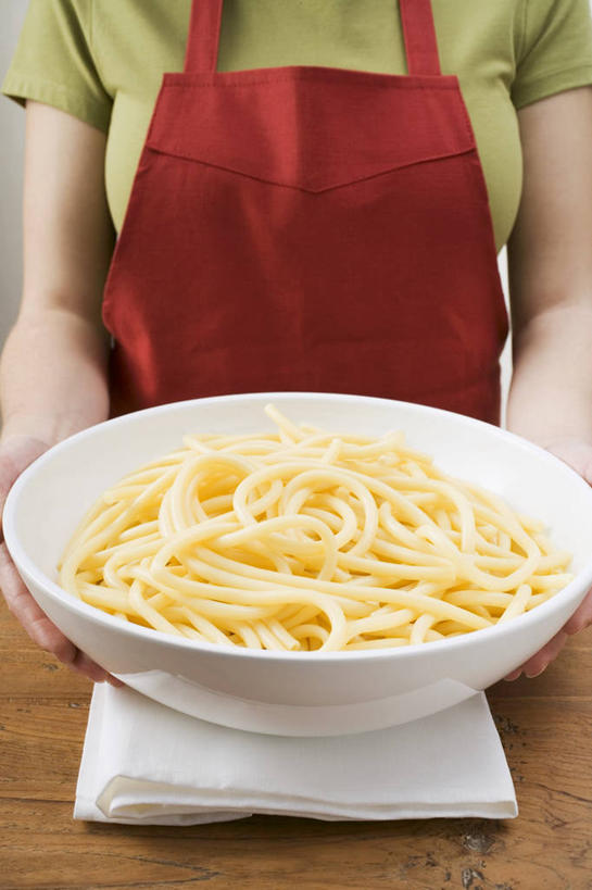 面食,通心粉,西方人,一个人,站,捧,竖图,室内,特写,白天,正面,西餐,桌面,桌子,欧洲,欧洲人,仅一个年轻女性,仅一个女性,仅一个人,阴影,服装,反射,木制,布料,围裙,影子,陶瓷,面,通心面,料理,食品,陶瓷制品,布纹,休闲装,桌布,食物,一个,衣服,红色,绿色,餐巾,木制品,容器,台布,碗,站着,休闲,休闲服,西式,服饰,单个,储藏,储存,年轻女性,女人,女性,白种人,端,端着,捧着,手捧,站立,半身,彩图,贮存