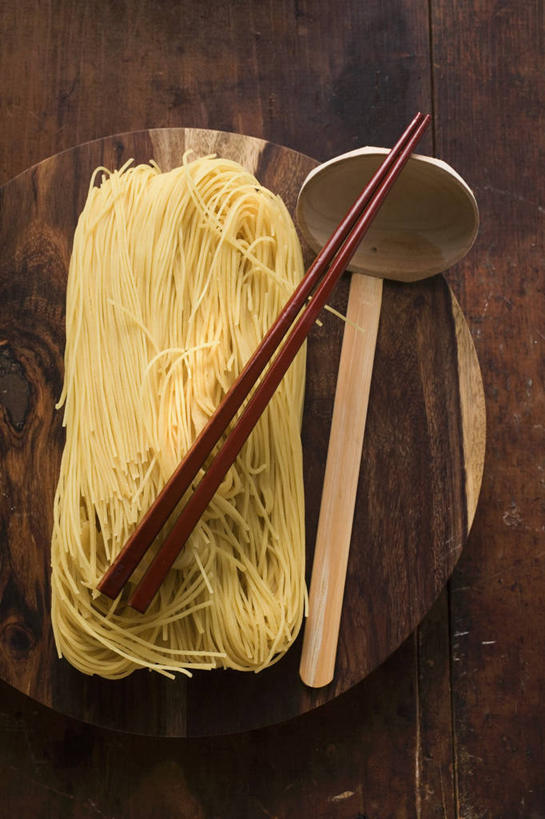 面食,面条,无人,竖图,俯视,室内,特写,白天,烹饪,中餐,筷子,桌面,桌子,餐具,一双,阴影,反射,木制,滤器,影子,勺子,面,料理,食品,案板,文化,传统,菜肴,美食,砧板,食物,木制品,中式,佳肴,礼节,礼仪,漏勺,进餐用具,彩图,高角度拍摄