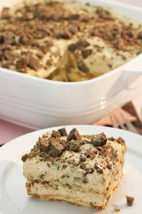 点心,无人,竖图,俯视,室内,特写,白天,下午茶,餐桌,桌子,餐具,阴影,朦胧,模糊,反射,碟子,盘,影子,陶瓷,薄荷,食品,银丹草,陶瓷制品,提拉米苏,食物,糕点,一个,白色,盘子,容器,碟,碗,摄影,影棚,单个,餐台,储藏,储存,斑叶凤梨薄荷,夜息香,胡椒薄荷,意大利蛋糕,彩图,高角度拍摄,影棚拍摄,拍摄,贮存,蛋糕