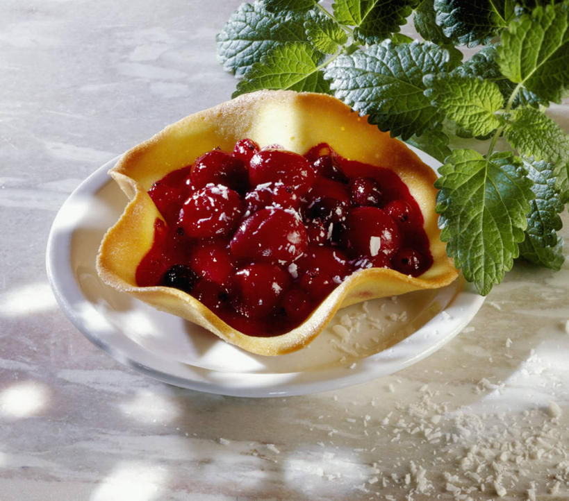 点心,无人,横图,俯视,室内,特写,白天,植物,餐桌,桌子,浆果,餐具,叶子,一堆,许多,阴影,堆叠,堆积,反射,碟子,盘,影子,桑葚,桑椹,食品,甜点,甜品,绿叶,草药,药草,中药,食物,糕点,盘子,碟,果酱,甜食,覆盆子,嫩叶,餐台,堆,药材,中草药,蜜蜂花,中药材,本草,果子酱,鼻血草,叶,叶片,彩图,高角度拍摄