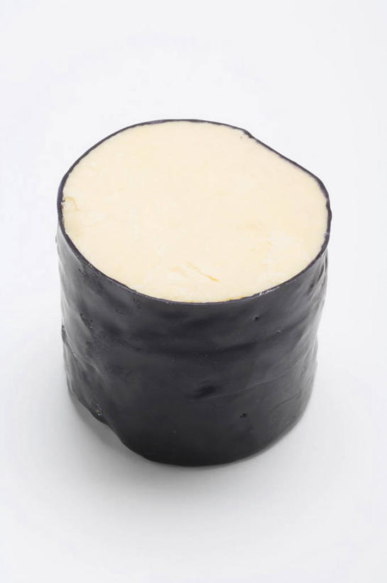 奶酪,无人,竖图,俯视,室内,特写,白天,白色背景,阴影,反射,影子,干酪,起司,芝士,营养,一个,乳酪,摄影,影棚,单个,乳制品,发酵,切达干酪,车达奶酪,车打奶酪,切达奶酪,彩图,高角度拍摄,影棚拍摄,拍摄