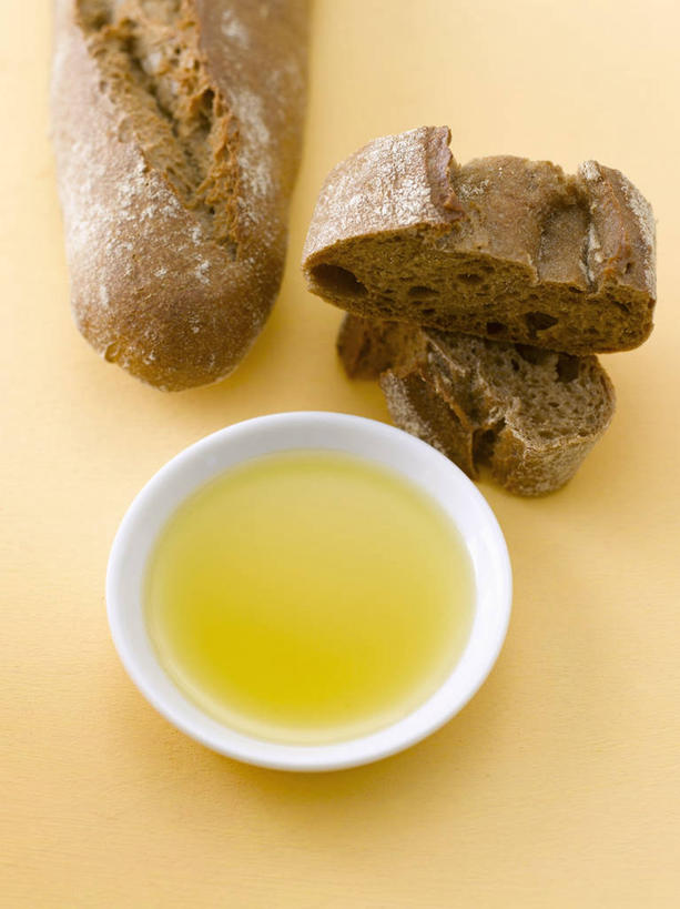 点心,面包,无人,竖图,俯视,室内,特写,白天,餐桌,桌子,餐具,阴影,反射,碟子,盘,影子,食用油,油,橄榄油,食品,面点,食物,糕点,盘子,碟,摄影,影棚,餐台,植物油,彩图,高角度拍摄,影棚拍摄,拍摄