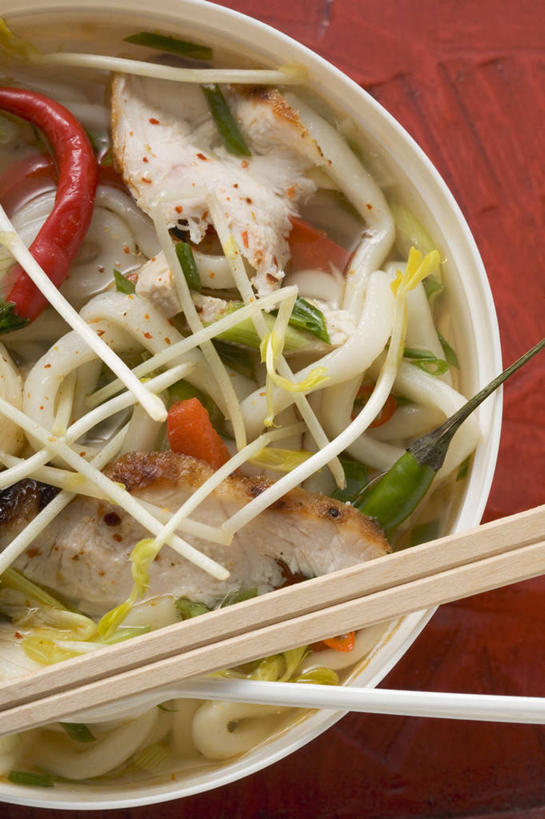 面食,面条,无人,竖图,俯视,室内,特写,白天,筷子,桌面,桌子,辣椒,蔬菜,餐具,阴影,新鲜,反射,木制,影子,陶瓷,鸡肉,面,肉,汤,食品,陶瓷制品,文化,传统,肉类,食物,一个,木制品,容器,碗,有机食品,绿色食品,单个,储藏,礼节,储存,礼仪,肉食,辣角,红海椒,大椒,辣虎,广椒,进餐用具,辣子,红辣椒,海椒,番椒,彩图,高角度拍摄,贮存