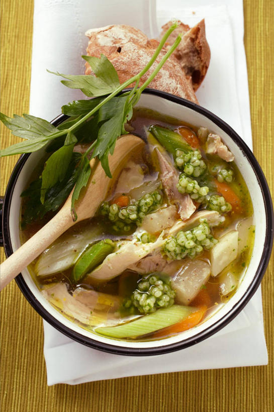 无人,竖图,俯视,室内,特写,白天,烹饪,西餐,桌面,桌子,蔬菜,厨具,金属制品,阴影,新鲜,反射,金属,木制,锅子,影子,勺子,鸡肉,肉,料理,食品,锅,菜肴,美食,肉类,食物,餐巾,木制品,调羹,汤匙,西式,佳肴,有机食品,绿色食品,锅具,肉食,烹饪用具,鸡汤,羹汤,保洁方巾,口布,烹调用具,烹调,彩图,高角度拍摄