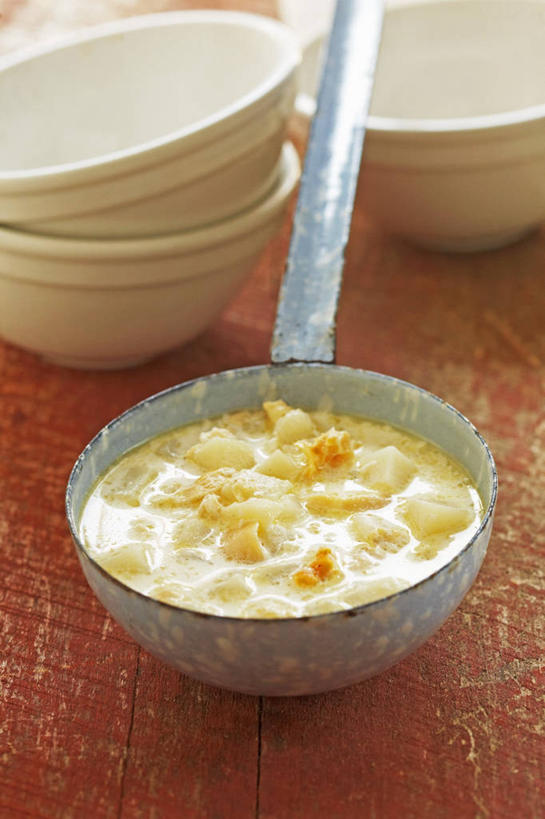 海鲜,无人,竖图,俯视,室内,特写,白天,烹饪,西餐,桌面,桌子,金属制品,阴影,反射,金属,木制,影子,勺子,陶瓷,汤,料理,食品,陶瓷制品,蛤蜊,水产,菜肴,美食,海洋生物,食物,三个,一个,木制品,容器,调羹,汤匙,碗,蛤,西式,佳肴,单个,储藏,储存,水生动物,海产品,水生物,海底动物,奶油汤,蛤仔,羹汤,彩图,高角度拍摄,贮存