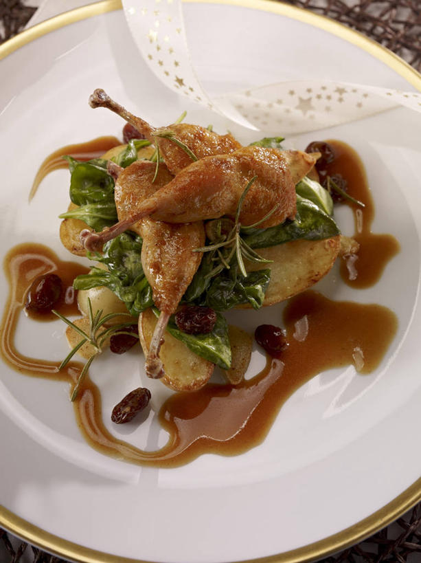 无人,竖图,俯视,室内,特写,白天,烹饪,西餐,葡萄,菠菜,蔬菜,餐具,阴影,朦胧,模糊,新鲜,反射,碟子,盘,影子,调料,酱料,酱汁,佐料,料理,食品,调味品,调味料,酱,菜肴,美食,食物,盘子,碟,葡萄干,西式,佳肴,有机食品,绿色食品,乌珠木,山葫芦,蒲桃,草龙珠,鹦鹉菜,鼠根菜,角菜,红嘴绿鹦哥,赤根菜,菠薐菜,波斯草,彩图,高角度拍摄