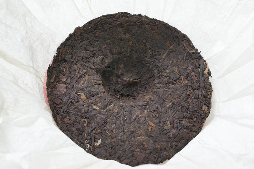 无人,横图,俯视,室内,特写,白天,幸福,茶,桌面,桌子,一块,阴影,反射,木制,包装,包装纸,影子,纸,茶叶,纸张,娱乐,白色,木制品,享受,休闲,温馨,放松,乐趣,包装材料,提神,舒适,牛皮纸,醒脑,饼茶,茶饼,团茶,彩图,高角度拍摄