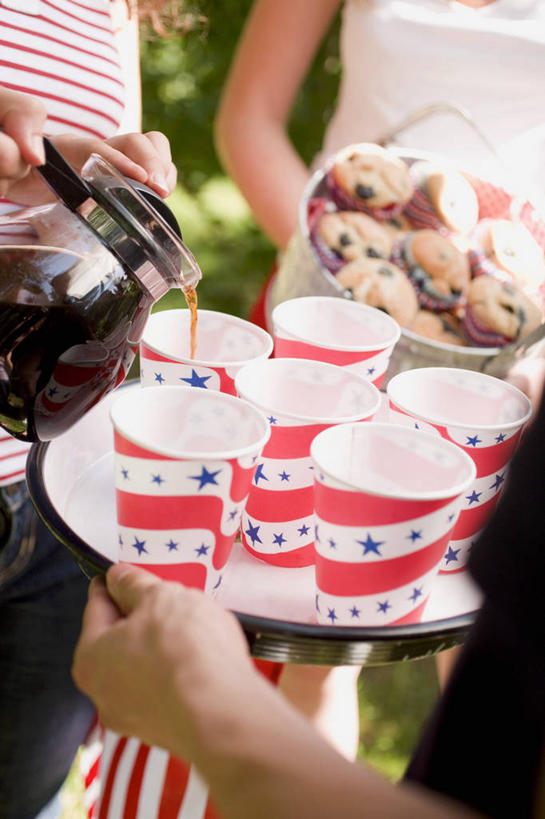 点心,咖啡,西方人,三个人,伙伴,朋友,站,捧,竖图,俯视,室外,特写,白天,友谊,幸福,杯子,餐具,欧洲,欧洲人,倒,服装,朦胧,模糊,碟子,壶,盘,食品,曲奇,休闲装,娱乐,水壶,食物,饮料,衣服,盘子,茶壶,容器,纸制品,碟,饼干,零食,站着,享受,休闲,温馨,休闲服,放松,乐趣,服饰,纸杯,提神,舒适,一次性杯子,醒脑,曲奇饼,曲奇饼干,软饮料,友情,年轻女性,女人,女性,白种人,端,端着,捧着,手捧,站立,半身,彩图,高角度拍摄