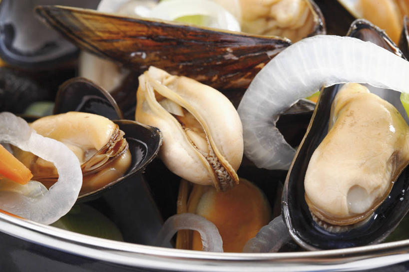 海鲜,无人,横图,俯视,室内,特写,白天,蔬菜,洋葱,贝壳,阴影,新鲜,反射,影子,陶瓷,食品,陶瓷制品,水产,海洋生物,食物,一个,容器,碗,摄影,有机食品,绿色食品,影棚,单个,储藏,储存,玉葱,水生动物,海产品,贻贝,水生物,海底动物,海虹,淡菜,壳菜,青口,圆葱,洋葱头,球葱,葱头,彩图,高角度拍摄,影棚拍摄,拍摄,贮存