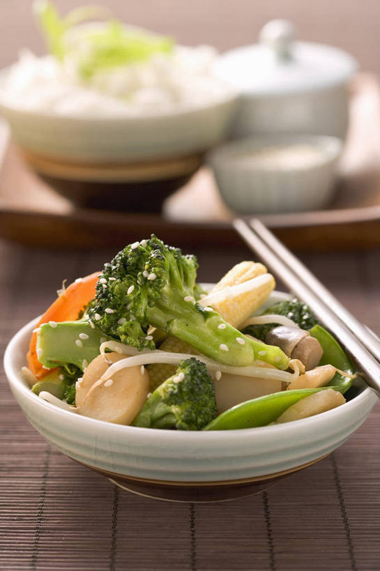 米饭,无人,竖图,俯视,室内,特写,白天,烹饪,中餐,筷子,桌面,桌子,蔬菜,餐具,阴影,朦胧,模糊,新鲜,反射,木制,碟子,盘,影子,陶瓷,花菜,花椰菜,西兰花,芝麻,料理,食品,陶瓷制品,饭,文化,传统,菜肴,美食,食物,盘子,木制品,容器,碟,碗,中式,佳肴,有机食品,绿色食品,储藏,礼节,椰菜花,五谷,储存,礼仪,脂麻,胡麻,白麻,巨胜子,油麻,甘蓝花,进餐用具,彩图,高角度拍摄,贮存