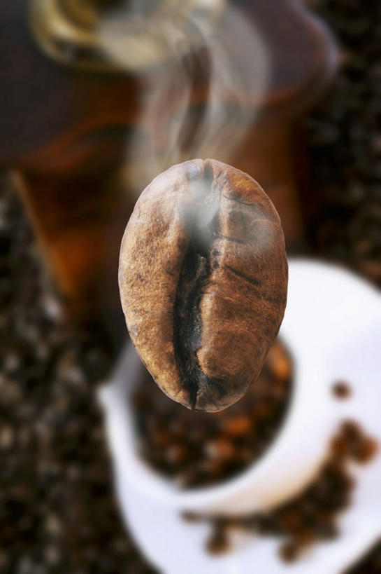 咖啡,无人,竖图,俯视,室内,特写,白天,植物,雾,豆,杯子,一堆,许多,阴影,堆叠,堆积,沸腾,朦胧,模糊,反射,蒸汽,瓷器,影子,豆类,豆子,咖啡杯,陶瓷制品,水蒸气,咖啡豆,堆,瓷杯,豆科,蒸发,咖啡因,彩图,高角度拍摄