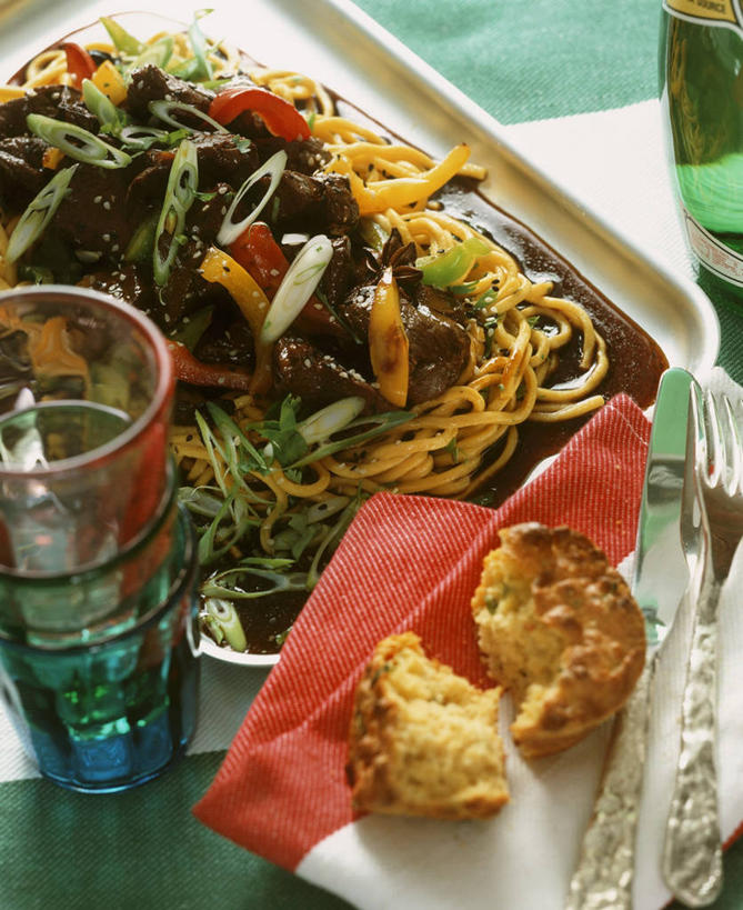 面食,面条,无人,竖图,俯视,室内,特写,白天,烹饪,中餐,桌面,桌子,杯子,阴影,朦胧,模糊,反射,木制,烤盘,影子,面,肉,牛肉,料理,食品,菜肴,美食,肉类,玻璃制品,食物,餐巾,木制品,水杯,中式,佳肴,肉食,保洁方巾,口布,玻璃杯,彩图,高角度拍摄