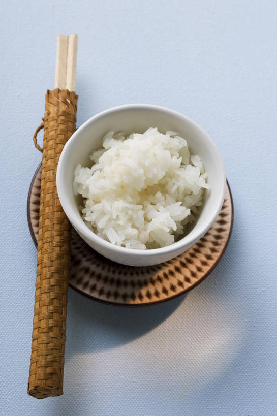 无人,竖图,俯视,室内,特写,白天,餐桌,筷子,桌子,餐具,一堆,一双,许多,阴影,堆叠,堆积,蓝色背景,反射,影子,陶瓷,谷类,谷物,陶瓷制品,米,文化,传统,大米,一个,白色,容器,碗,摄影,影棚,单个,餐台,储藏,堆,礼节,储存,礼仪,进餐用具,彩图,高角度拍摄,影棚拍摄,拍摄,贮存