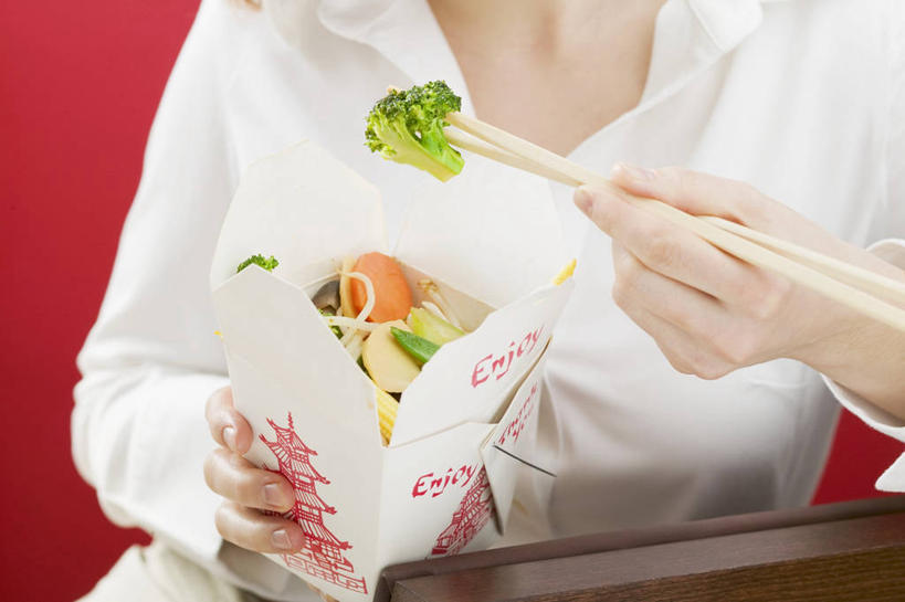 面食,面条,东方人,手,一个人,吃,横图,俯视,室内,特写,白天,烹饪,中餐,筷子,蔬菜,餐具,亚洲,双手,仅一个年轻女性,仅一个女性,仅一个人,一堆,一双,许多,握,阴影,堆叠,堆积,红色背景,服装,新鲜,反射,影子,纸盒,花菜,花椰菜,西兰花,面,料理,食品,休闲装,黄种人,文化,传统,菜肴,美食,盒子,食物,衣服,包装盒,休闲,手部,休闲服,中式,握着,摄影,服饰,佳肴,有机食品,绿色食品,影棚,堆,礼节,椰菜花,礼仪,甘蓝花,年轻女性,女人,女性,亚洲人,进餐用具,嚼,食,半身,彩图,高角度拍摄,影棚拍摄,拍摄