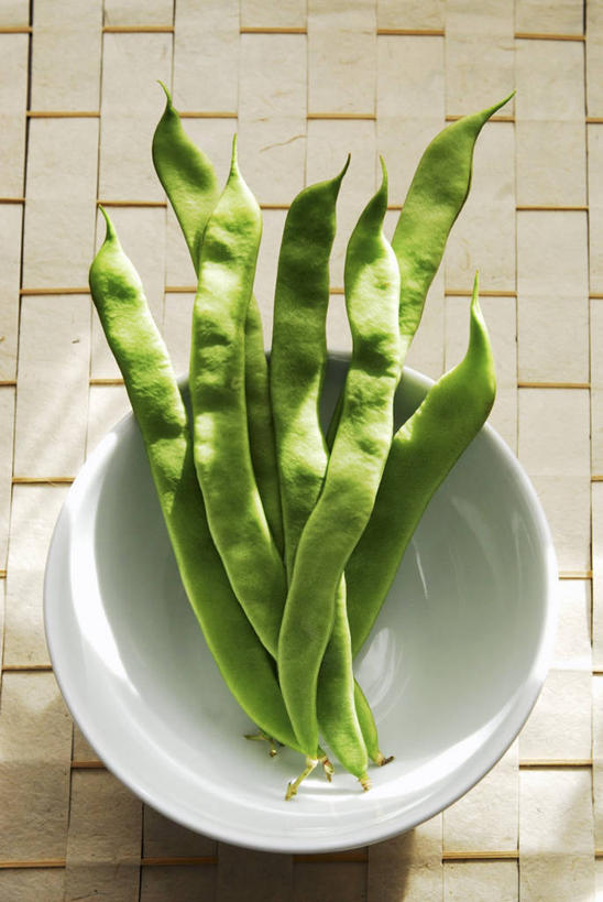 无人,竖图,俯视,室内,特写,白天,植物,餐桌,桌子,豆,蔬菜,一堆,许多,阴影,堆叠,堆积,新鲜,反射,影子,陶瓷,豆类,豆子,食品,陶瓷制品,食物,一个,白色,容器,碗,有机食品,绿色食品,单个,餐台,储藏,堆,储存,豆科,青大豆,青豆,彩图,高角度拍摄,贮存