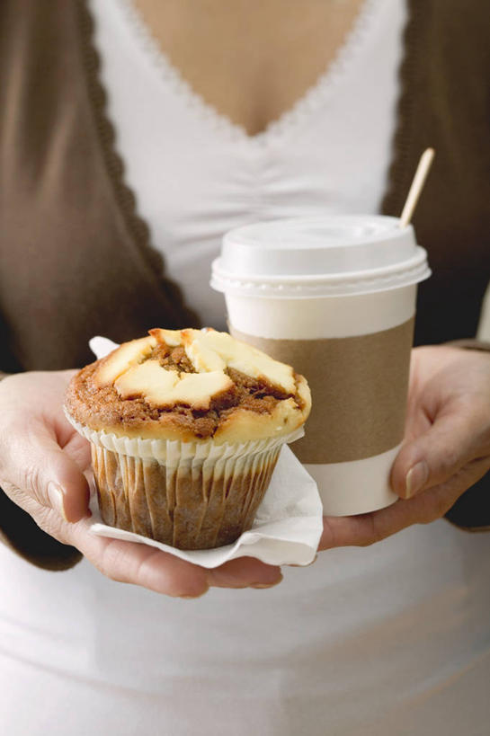 点心,咖啡,西方人,手,一个人,捧,竖图,室内,特写,白天,正面,下午茶,幸福,杯子,欧洲,欧洲人,双手,仅一个年轻女性,仅一个女性,仅一个人,服装,食品,一杯,娱乐,松饼,食物,糕点,饮料,衣服,餐巾,纸制品,享受,休闲,温馨,手部,放松,乐趣,服饰,纸杯,提神,舒适,衣着,穿着,一次性杯子,醒脑,软饮料,衣饰,玛芬蛋糕,保洁方巾,口布,年轻女性,女人,女性,白种人,端,端着,捧着,手捧,半身,彩图