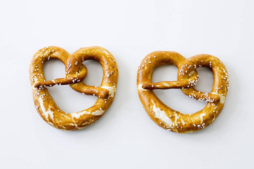 点心,无人,横图,俯视,室内,特写,白天,白色背景,桌面,桌子,阴影,反射,木制,影子,食品,面点,食物,糕点,两个,木制品,饼干,零食,摄影,影棚,椒盐卷饼,彩图,高角度拍摄,影棚拍摄,拍摄