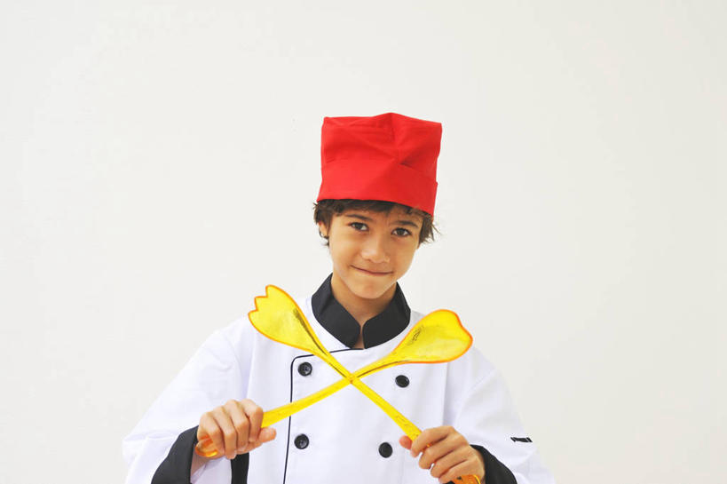 西方人,儿童,一个人,站,横图,室内,白天,白色背景,正面,工作服,制服,纯洁,帽子,欧洲,欧洲人,仅一个男性,仅一个人,握,勺子,拿,拿着,注视,小孩,调羹,汤匙,观察,看,站着,仅一个小孩,可爱,童年,童趣,握着,摄影,影棚,观看,察看,关注,厨师帽,童真,烂漫,无邪,工作制服,天真,男孩,男人,男性,白种人,孩子,站立,半身,彩图,影棚拍摄,工作套服,拍摄,男生