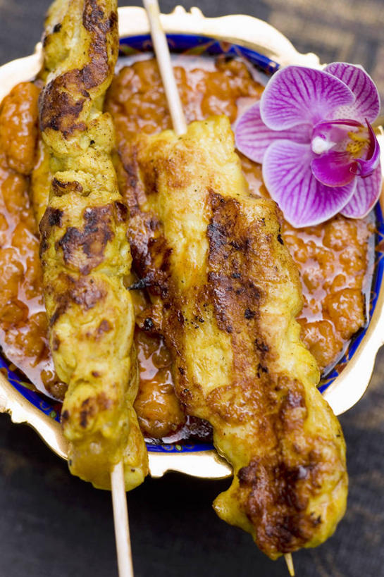 无人,竖图,俯视,室内,特写,白天,烹饪,桌面,桌子,阴影,装饰,盛开,反射,木制,影子,陶瓷,调料,鸡肉,酱料,酱汁,肉,佐料,料理,食品,陶瓷制品,调味品,调味料,泰式,花蕾,酱,菜肴,美食,肉类,泰国料理,竹签,花,花瓣,花朵,鲜花,食物,一个,木制品,容器,碗,花苞,花蕊,佳肴,单个,储藏,华丽,修饰,点缀,高雅,储存,肉食,取食签,衬托,美观,雅致,雅观,淡泊,花中君子,泰菜,泰国菜,泰式料理,兰花,彩图,高角度拍摄,沙嗲酱,贮存