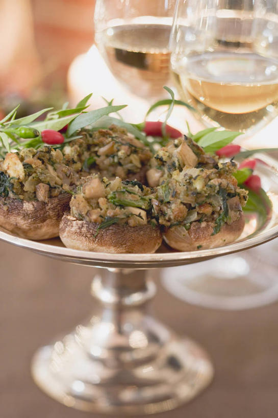 红酒,葡萄酒,无人,竖图,俯视,室内,特写,白天,烹饪,西餐,桌面,桌子,蔬菜,杯子,餐具,圣诞节,阴影,节日,朦胧,模糊,庆祝,新鲜,反射,木制,碟子,高脚杯,盘,影子,菌菇,蘑菇,料理,食品,红酒杯,白葡萄酒,酒类,菌类,文化,菜肴,美食,玻璃制品,酒,食物,饮料,一个,盘子,酒杯,木制品,碟,庆典,食用菌,西式,佳肴,有机食品,绿色食品,单个,纪念,葡萄酒杯,玻璃杯,彩图,高角度拍摄