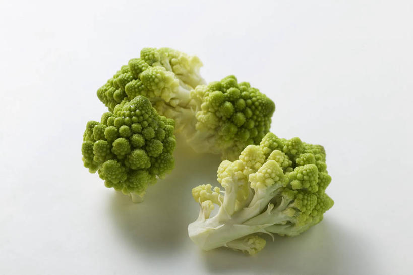 无人,横图,俯视,室内,特写,白天,白色背景,桌面,桌子,蔬菜,阴影,新鲜,反射,木制,影子,花菜,花椰菜,西兰花,食品,食物,木制品,摄影,有机食品,绿色食品,影棚,椰菜花,罗马花椰菜,青宝塔,甘蓝花,彩图,高角度拍摄,影棚拍摄,拍摄