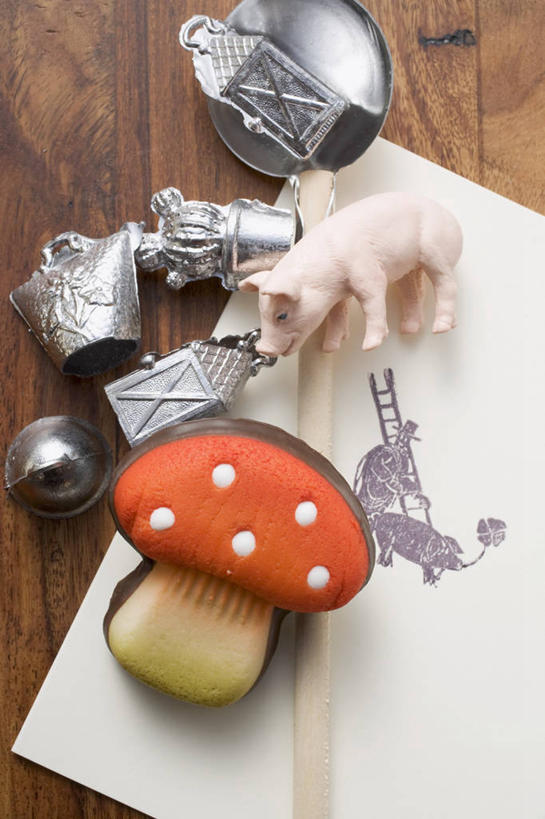 无人,竖图,俯视,室内,特写,白天,桌面,桌子,猪,圣诞节,阴影,节日,庆祝,装饰,反射,木制,挂饰,影子,菌菇,蘑菇,食品,糖,糖果,甜点,甜品,圣诞球,软糖,菌类,文化,球,食物,动物,木制品,甜食,庆典,球体,食用菌,家畜,牲畜,纪念,华丽,修饰,点缀,衬托,美观,雅致,雅观,彩图,高角度拍摄