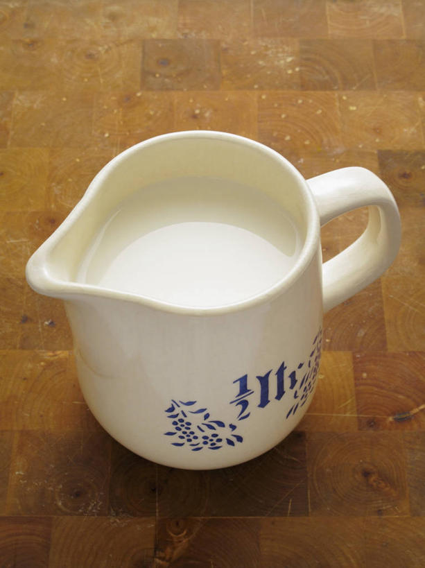 牛奶,无人,竖图,俯视,室内,特写,白天,白色背景,桌面,桌子,阴影,反射,木制,壶,影子,陶瓷,陶瓷制品,饮品,营养,水壶,饮料,一个,茶壶,木制品,容器,摄影,影棚,单个,乳制品,奶,牛乳,安神,彩图,高角度拍摄,影棚拍摄,拍摄