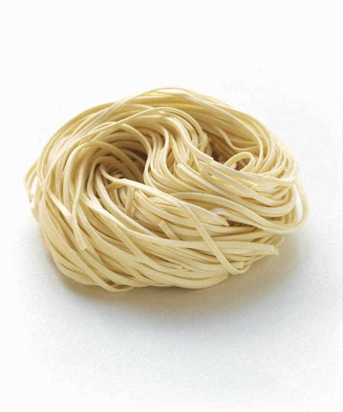 面食,面条,无人,竖图,俯视,室内,特写,白天,白色背景,餐桌,桌子,阴影,环绕,缠绕,反射,影子,面,黄色,摄影,影棚,餐台,纠缠,彩图,高角度拍摄,影棚拍摄,拍摄
