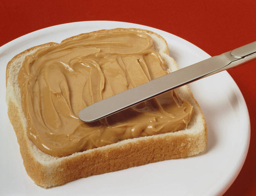 点心,面包,无人,横图,俯视,室内,特写,白天,餐桌,桌子,餐具,一把,一片,阴影,红色背景,反射,碟子,工具,盘,影子,调料,酱料,酱汁,佐料,食品,面点,刀具,调味品,调味料,吐司,酱,食物,糕点,一个,盘子,碟,刀,花生酱,摄影,影棚,单个,餐台,法式面包,餐刀,吐司面包,彩图,高角度拍摄,影棚拍摄,拍摄,多士,听型面包