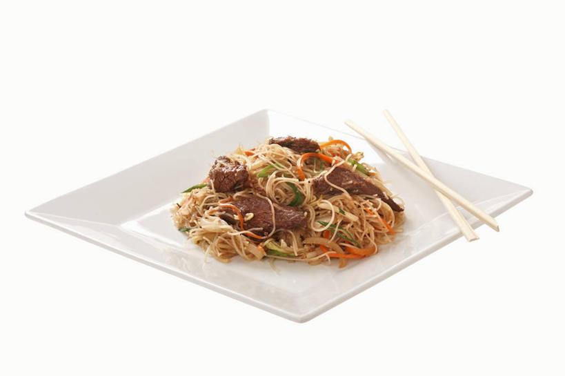 面食,面条,无人,横图,俯视,室内,特写,白天,白色背景,烹饪,中餐,餐桌,筷子,桌子,餐具,一堆,一双,阴影,堆叠,堆积,反射,碟子,盘,影子,面,肉,牛肉,料理,食品,文化,传统,菜肴,美食,肉类,食物,一个,盘子,碟,中式,摄影,佳肴,牛肉面,影棚,单个,餐台,堆,礼节,礼仪,肉食,进餐用具,彩图,高角度拍摄,影棚拍摄,拍摄