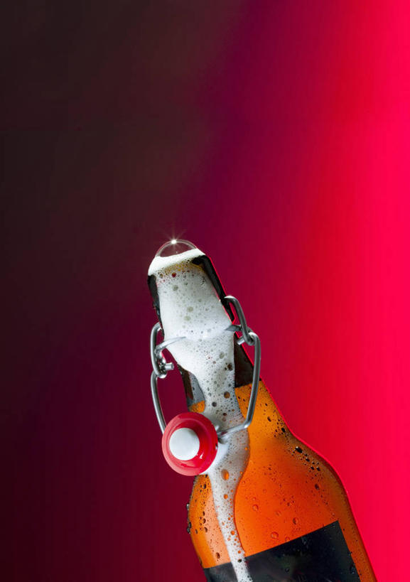 啤酒,无人,竖图,室内,特写,白天,正面,餐桌,桌子,阴影,红色背景,反射,泡沫,影子,酒类,玻璃制品,酒,酒瓶,饮料,泡泡,玻璃瓶,瓶子,打开,摄影,影棚,餐台,开启,流淌,彩图,影棚拍摄,拍摄