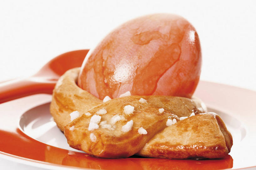 点心,面包,无人,横图,室内,特写,白天,白色背景,正面,餐桌,桌子,餐具,复活节,一把,阴影,节日,朦胧,模糊,庆祝,反射,碟子,盘,影子,勺子,蛋,面点,文化,糕点,一个,红色,盘子,调羹,碟,汤匙,庆典,摄影,影棚,单个,餐台,纪念,彩蛋,复活节彩蛋,彩图,影棚拍摄,拍摄