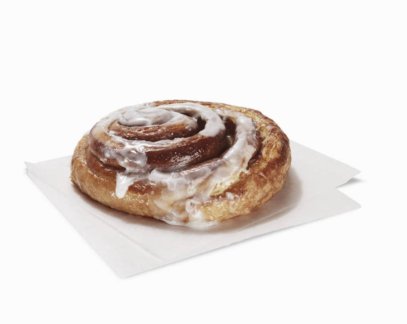 点心,面包,无人,横图,俯视,室内,特写,白天,白色背景,餐桌,生活用品,桌子,阴影,反射,影子,纸,食品,面点,食物,糕点,一个,纸巾,日用品,摄影,影棚,单个,餐台,卫生纸,生活用纸,彩图,高角度拍摄,影棚拍摄,拍摄,肉桂面包,肉桂面包卷