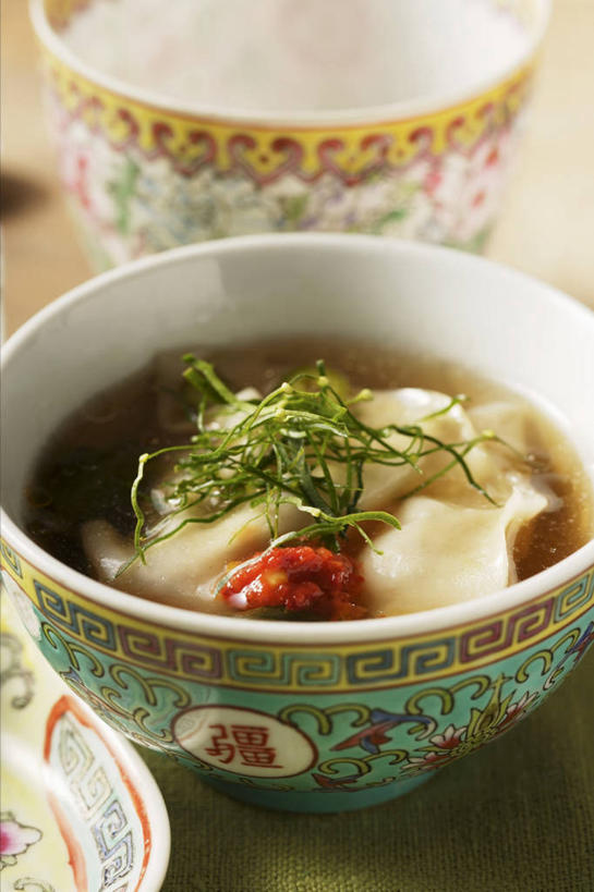 点心,馄饨,面食,无人,竖图,俯视,室内,特写,白天,绘画,桌面,桌子,阴影,反射,木制,彩绘,瓷器,影子,陶瓷,调料,酱料,酱汁,佐料,料理,食品,面点,陶瓷制品,调味品,调味料,酱,辣酱,美食,食物,木制品,容器,碗,中式,储藏,辣椒酱,陶艺,储存,柠檬叶,彩釉,扁肉,画画,彩图,高角度拍摄,黎檬,洋柠檬,贮存