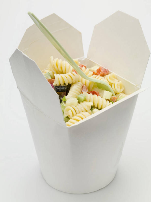 面食,面条,意大利面,无人,竖图,俯视,室内,特写,白天,白色背景,西餐,桌面,桌子,餐具,阴影,反射,木制,叉子,影子,纸盒,面,料理,食品,盒子,食物,一个,包装盒,木制品,西式,摄影,影棚,单个,螺旋面,餐叉,进餐用具,彩图,高角度拍摄,影棚拍摄,拍摄