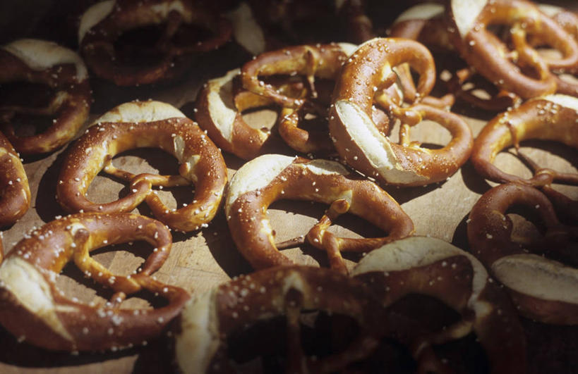 点心,无人,横图,俯视,室内,特写,白天,桌面,桌子,一排,许多,阴影,整齐,并列,并排,反射,木制,影子,调料,盐,食品,面点,调味品,很多,调味料,食盐,食物,糕点,排列,木制品,饼干,零食,队列,平行,椒盐卷饼,彩图,高角度拍摄