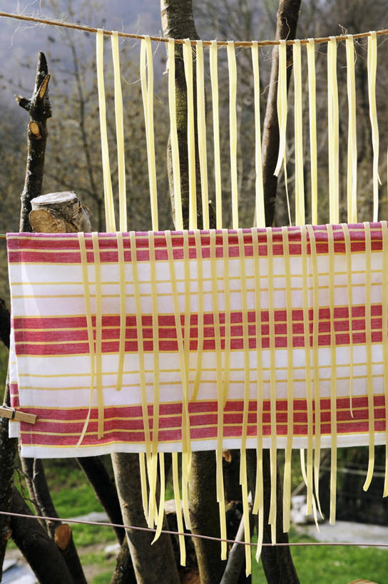 面食,面条,意大利面,无人,竖图,室外,特写,白天,正面,西餐,一排,许多,吊挂,悬挂,整齐,纺织物,面,料理,食品,很多,挂,食物,排列,晾衣绳,绳子,毛巾,清洁,西式,保暖,队列,透气,防水,储水,耐磨,吸水,彩图