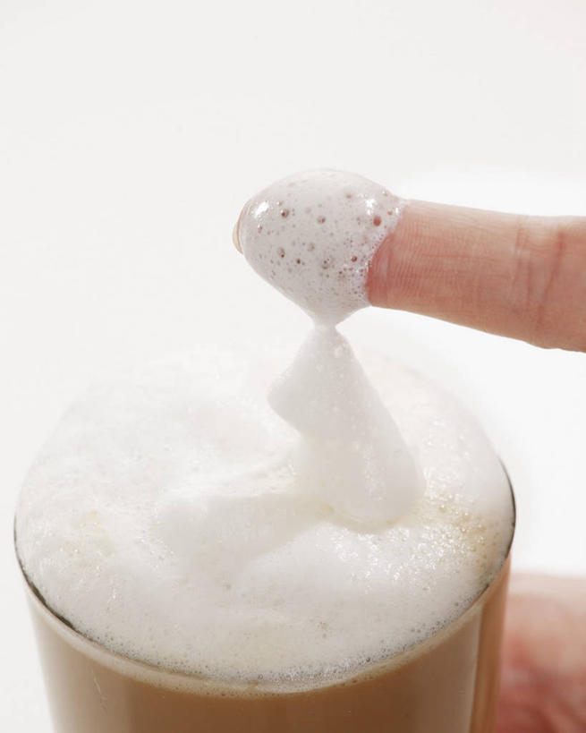 咖啡,西方人,手,一个人,竖图,室内,特写,白天,白色背景,正面,幸福,杯子,欧洲,欧洲人,仅一个年轻女性,仅一个女性,仅一个人,瓷器,咖啡杯,陶瓷制品,一杯,娱乐,饮料,一个,享受,休闲,温馨,手部,放松,乐趣,摄影,影棚,单个,单手,提神,舒适,瓷杯,醒脑,软饮料,拿铁,拿铁咖啡,年轻女性,女人,女性,白种人,半身,彩图,影棚拍摄,拍摄