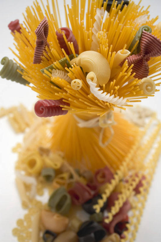 面食,面条,意大利面,通心粉,无人,竖图,俯视,彩色,室内,特写,白天,白色背景,西餐,餐桌,桌子,一堆,许多,阴影,堆叠,堆积,反射,影子,面,料理,食品,很多,食物,西式,摄影,影棚,餐台,堆,螺旋面,彩图,高角度拍摄,影棚拍摄,拍摄