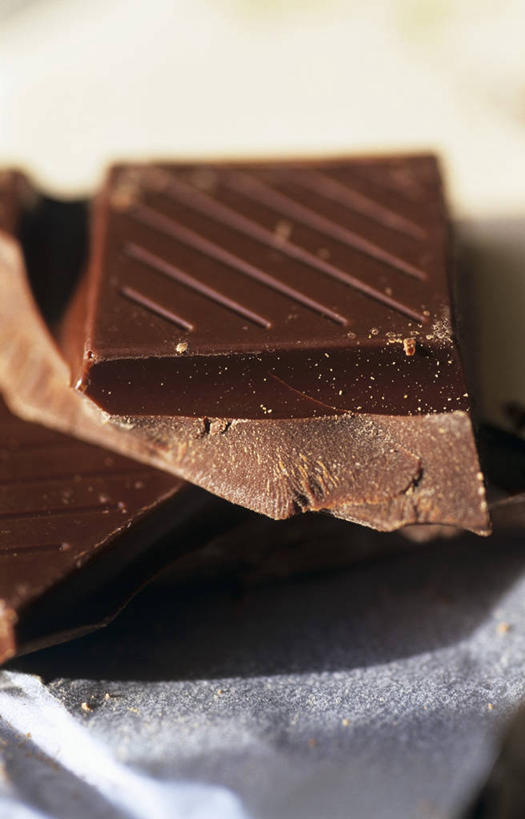 无人,竖图,俯视,室内,特写,白天,餐桌,桌子,一堆,阴影,堆叠,堆积,反射,影子,食品,糖,糖果,甜点,甜品,食物,甜食,巧克力,餐台,朱古力,黑巧克力,堆,彩图,高角度拍摄