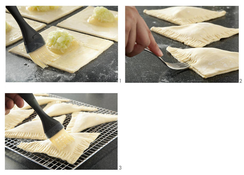 西方人,手,一个人,横图,俯视,室内,特写,白天,白色背景,烹饪,烘焙,桌面,桌子,苹果,厨具,水果,金属制品,欧洲,欧洲人,仅一个年轻女性,仅一个女性,仅一个人,握,阴影,新鲜,反射,金属,粉末,影子,面粉,生食,食品,果实,拿,粮食,拿着,架子,食物,刷子,手部,粉,握着,有机食品,绿色食品,单手,农产品,烹饪用具,原材料,粉状,冷却,冷却架,年轻女性,女人,女性,白种人,烹调用具,烹调,半身,彩图,高角度拍摄,厨房料理台,烧烤刷,料理台