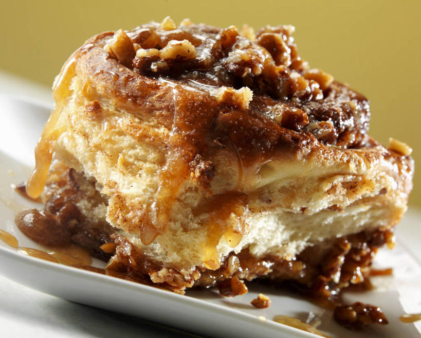 点心,面包,无人,横图,俯视,室内,特写,白天,餐桌,桌子,餐具,咬,阴影,黄色背景,反射,碟子,盘,影子,核桃,食品,坚果,面点,果实,食物,糕点,一个,白色,盘子,碟,干果,摄影,影棚,单个,餐台,小核桃,山核桃,胡桃,羌桃,彩图,高角度拍摄,影棚拍摄,拍摄,肉桂面包,肉桂面包卷