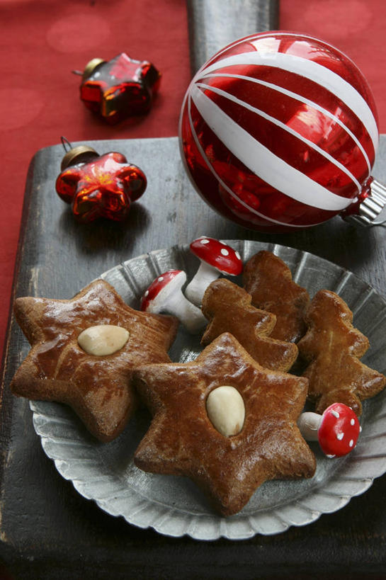 点心,无人,竖图,俯视,室内,特写,白天,桌面,桌子,蔬菜,餐具,圣诞节,阴影,节日,庆祝,新鲜,装饰,反射,木制,碟子,挂饰,盘,影子,星星,菌菇,蘑菇,食品,甜点,案板,圣诞球,菌类,文化,球,砧板,食物,糕点,一个,盘子,木制品,碟,饼干,甜食,零食,庆典,球体,星形,食用菌,有机食品,绿色食品,单个,纪念,华丽,修饰,点缀,五角形,姜饼,衬托,美观,雅致,雅观,德式姜饼,五角星,彩图,高角度拍摄