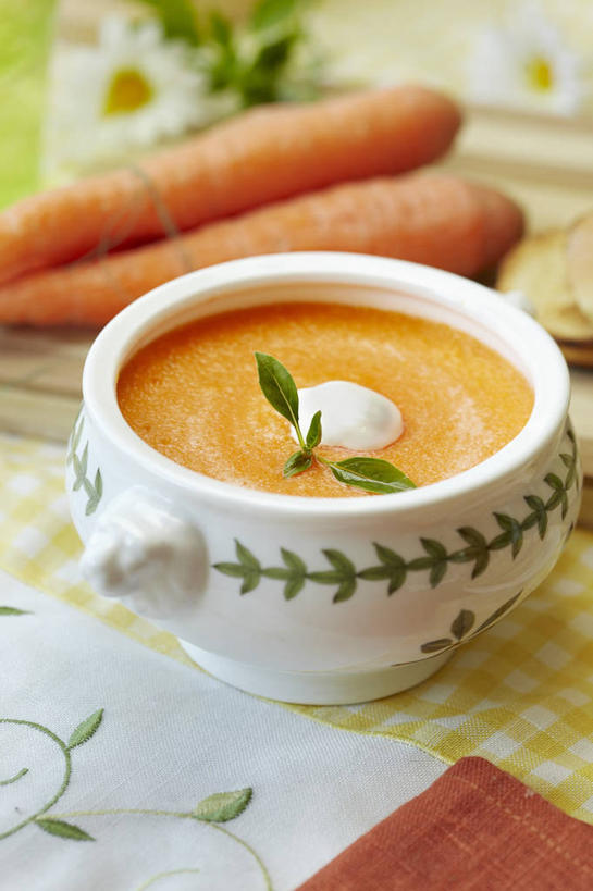 牛奶,无人,竖图,俯视,室内,特写,白天,烹饪,西餐,桌面,桌子,萝卜,胡萝卜,蔬菜,叶子,阴影,朦胧,模糊,新鲜,盛开,反射,木制,影子,陶瓷,汤,薄荷,料理,食品,绿叶,银丹草,陶瓷制品,饮品,营养,花蕾,酸奶,菜肴,美食,花,花瓣,花朵,鲜花,食物,饮料,一个,木制品,容器,碗,花苞,花蕊,嫩叶,西式,佳肴,有机食品,绿色食品,单个,储藏,乳制品,奶,储存,发酵,优格,优酪乳,斑叶凤梨薄荷,苹果薄荷,夜息香,羹汤,叶,叶片,红萝卜,甘荀,彩图,高角度拍摄,酸奶胡萝卜汤,贮存